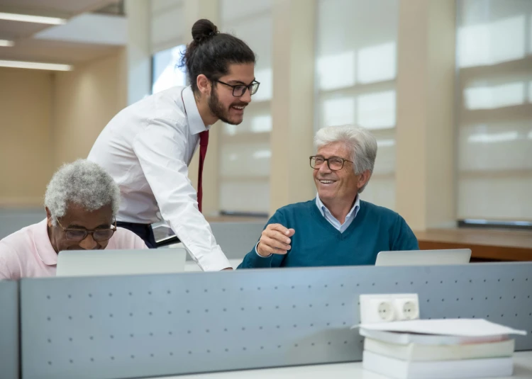 Instructor helping a course delegate